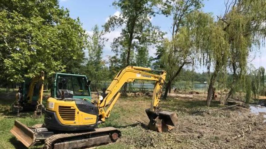 Una màquina excavadora, treballant al paratge dels desmais, a l&#039;extrem sud de l&#039;Estany.