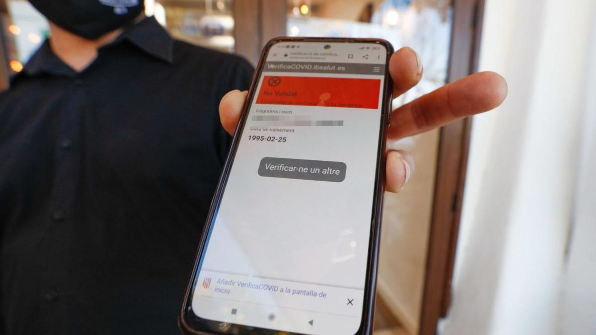 La app de la conselleria balear de Salud alerta de que un certificado covid no es válido.