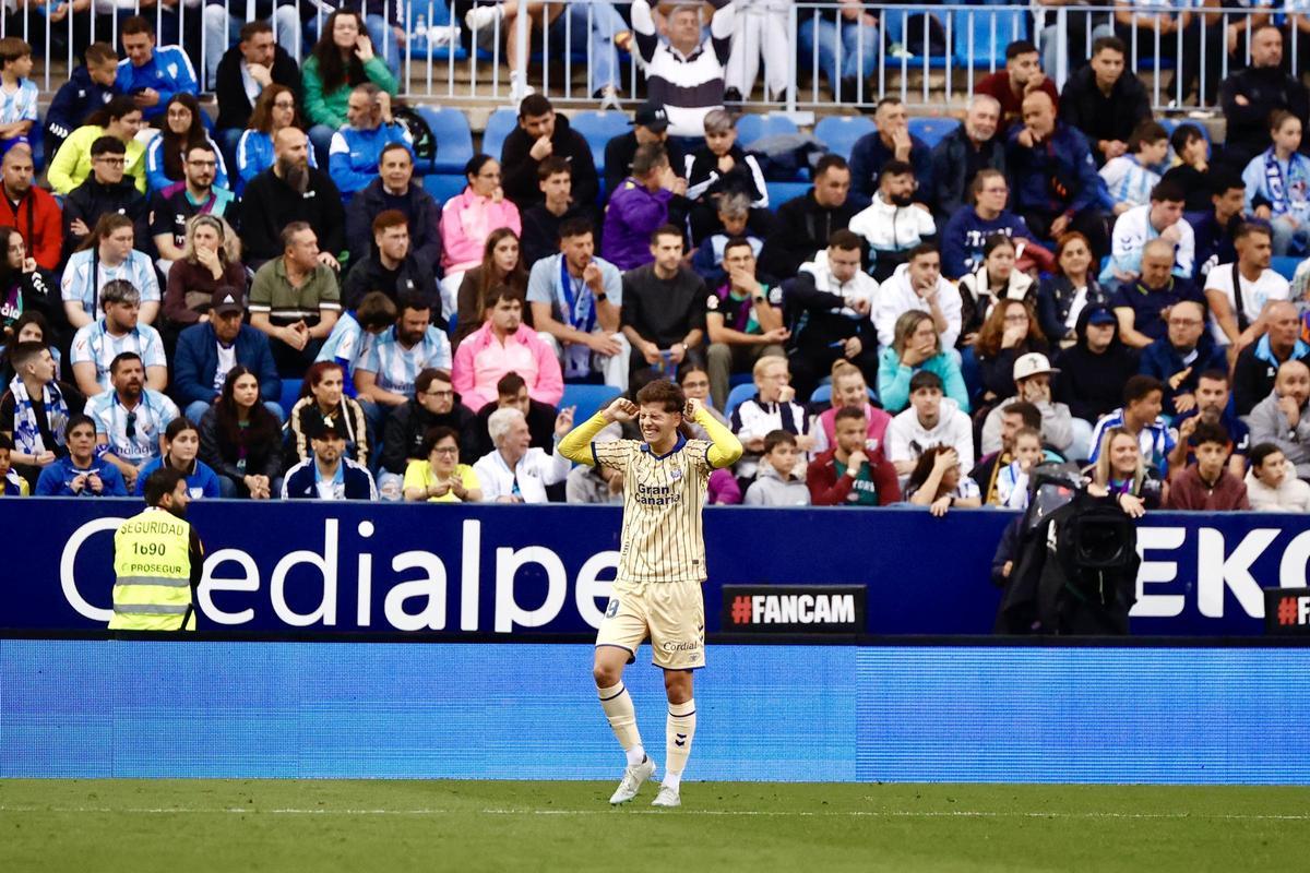 Estanis Pedrola, con los puños arriba y cara de furtración, se lamenta de una jugada que no terminó en gol, en La Rosaleda el pasado fin de semana.