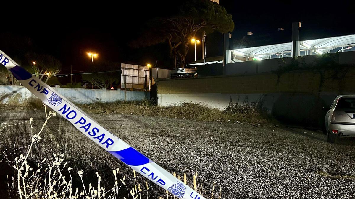 Descampado de la calle Vélez de Marbella donde se ha producido el crimen, acordonado.