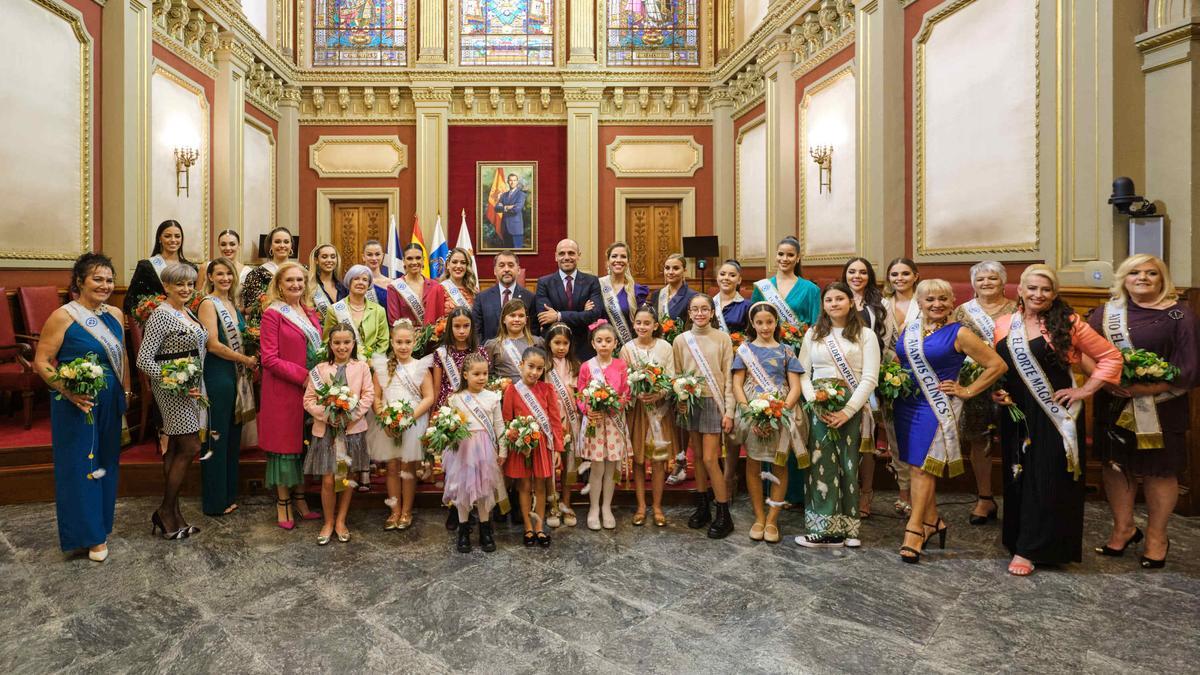 Fotografía de las aspirantes adultas, infantiles y mayores que protagonizan la gala inaugural del Carnaval.