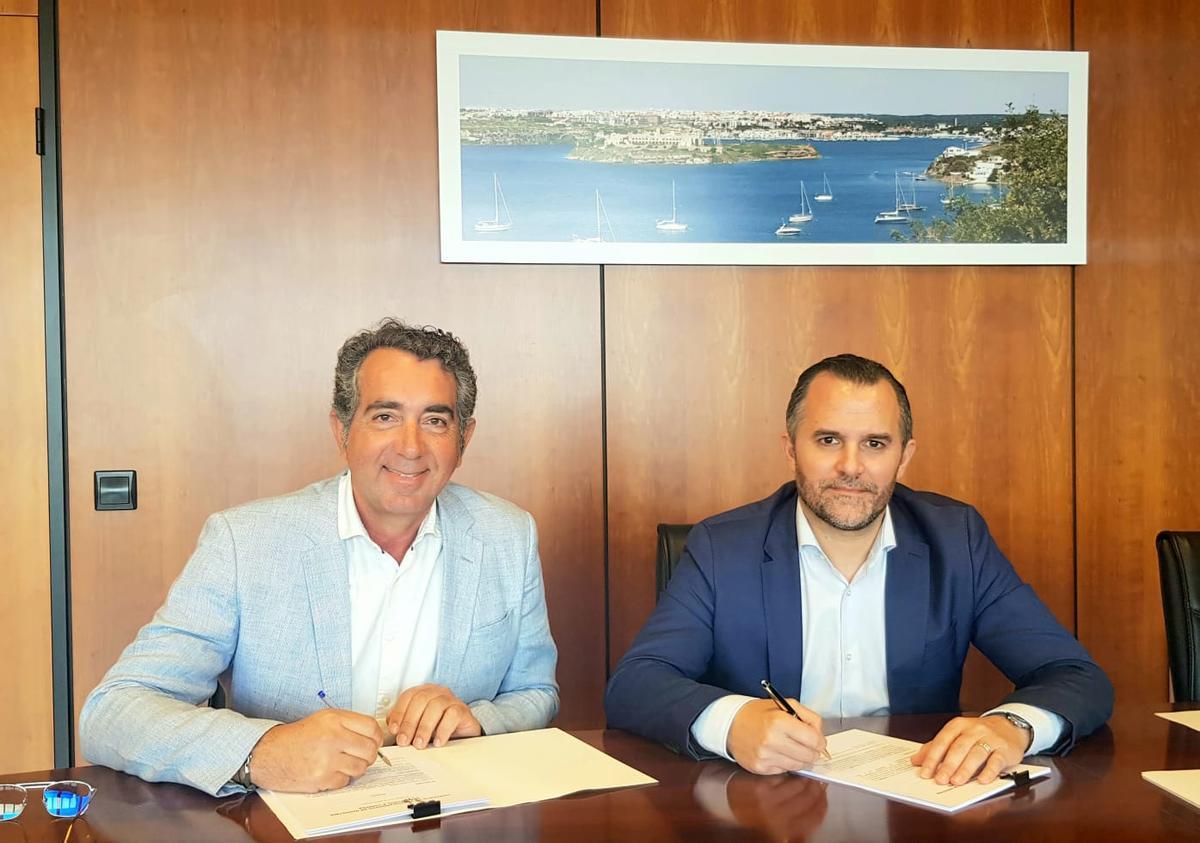 Juan Francisco Sastre, copropietario de Sasga Group, y Javier Vich en la firma del acuerdo hotelero.