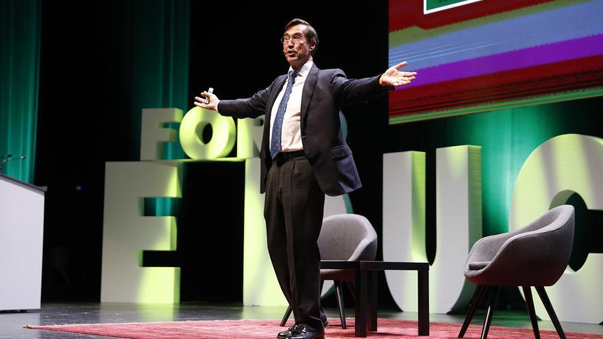 El prestigioso cirujano Mario Alonso abrió ayer el Foro de la Educación en el auditorio Mar de Vigo