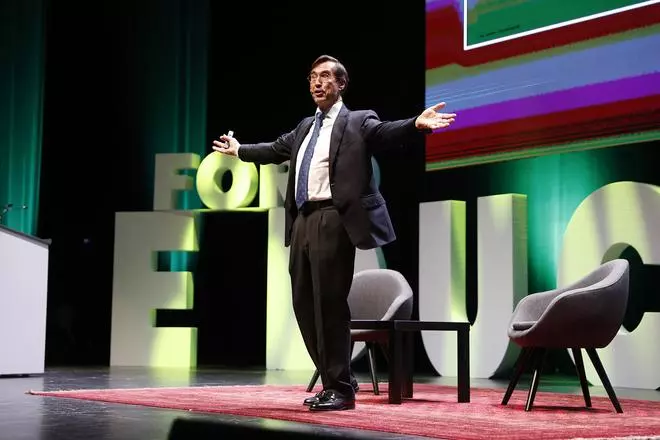 El prestigioso cirujano Mario Alonso abrió ayer el Foro de la Educación en el auditorio Mar de Vigo