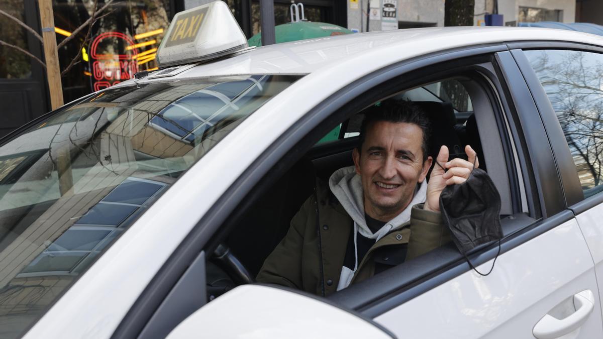 Un taxista de Cáceres se desprende del tapabocas para conducir.