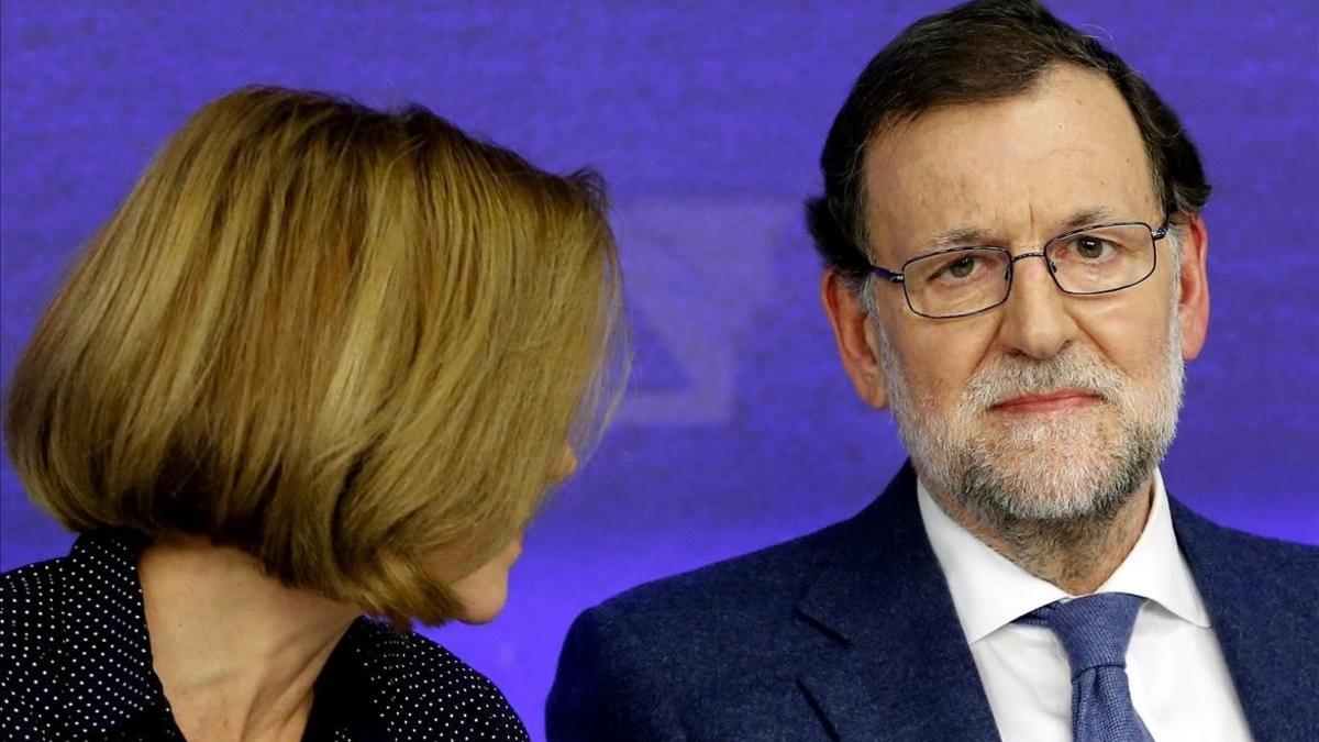 El presidente del PP, Mariano Rajoy, junto a su secretaria general, Dolores de Cospedal, en una junta directiva nacional reciente.