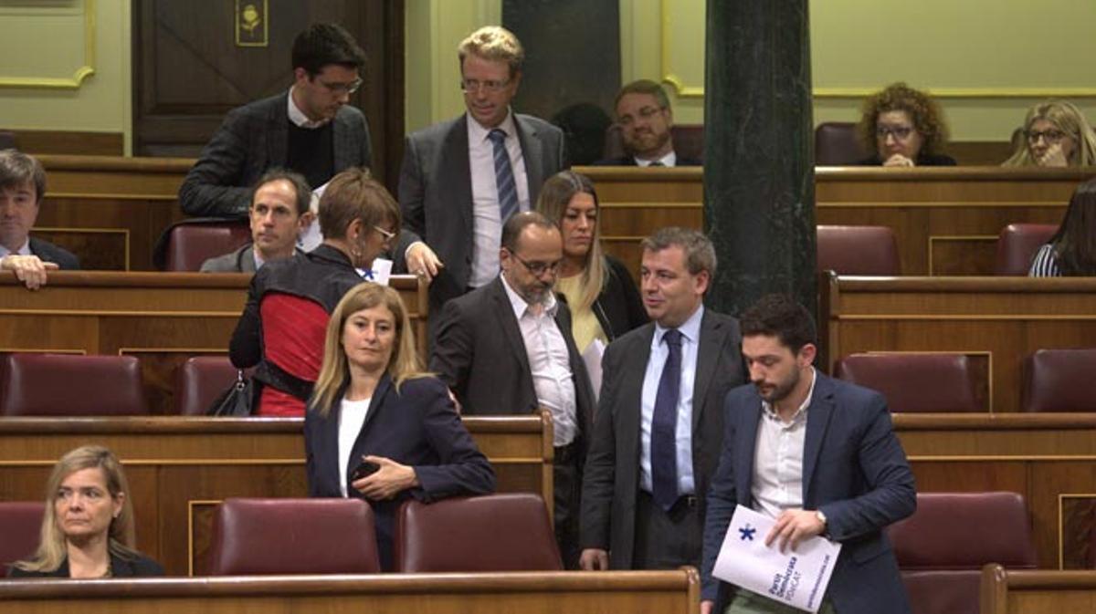 Los diputados del PDeCAT, acompañados por los de Unidos Podemos y ERC, han abandonado el hemiciclo.