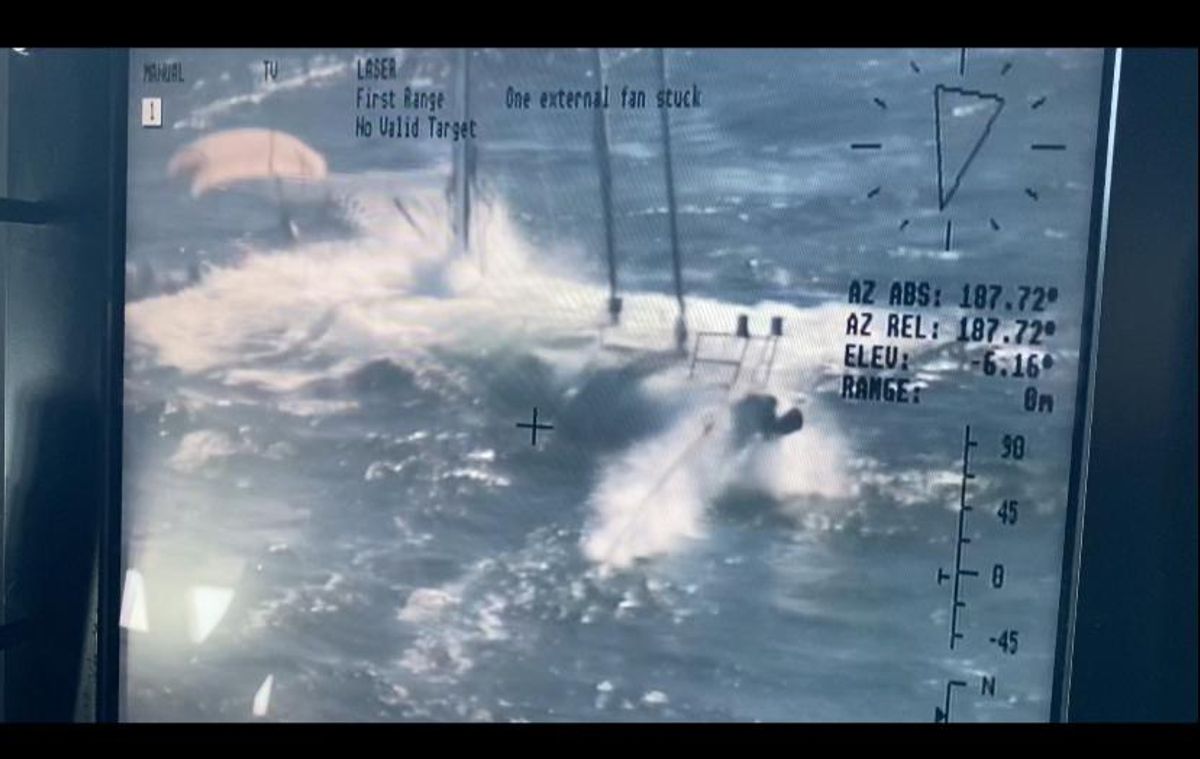 Narcovelero Amaalta a medio hundir por sus tripulantes en septiembre de 2020. La imagen es de un monitor de Vigilancia Aduanera.
