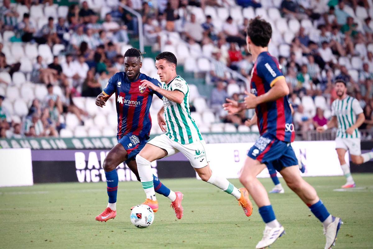 Diego Bri conduce el esférico en el Córdoba CF-Huesca en El Arcángel.