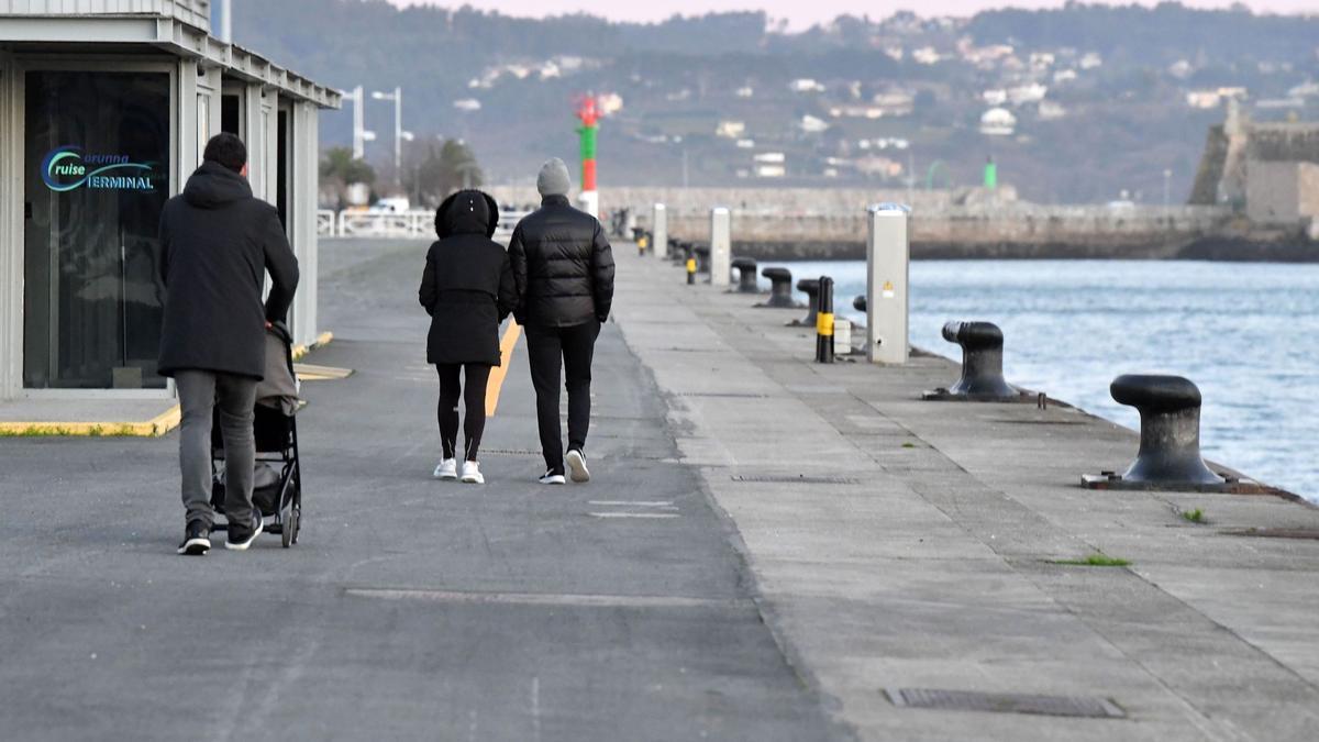 Dos personas pasean por el muelle de trasatlánticos, en A Coruña.