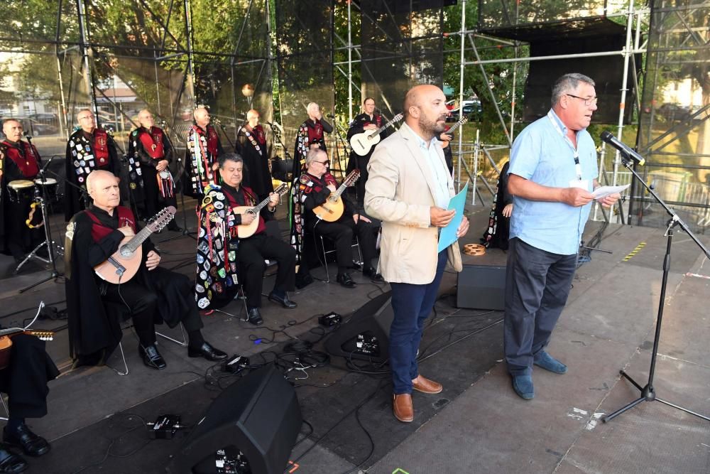 El portavoz municipal, José Manuel Lage Tuñas, fue el encargado de dar el pregón en una jornada con la música de La Tuna de Veteranos.