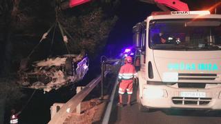 Un descapotable de alta gama, siniestro total tras salirse de la carretera y caer en un torrente de Ibiza