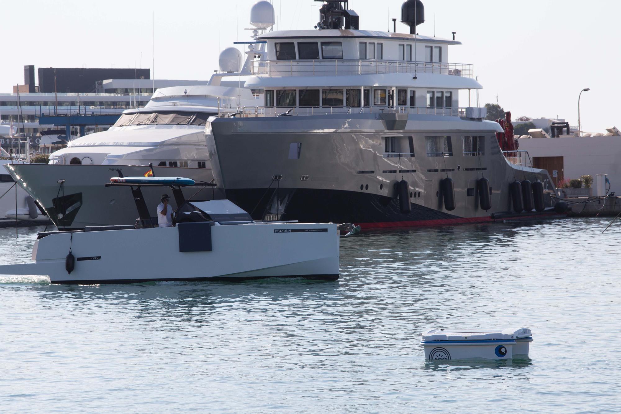 El ‘Geneseas’, un robot pionero en España limpia las aguas de la Marina Ibiza