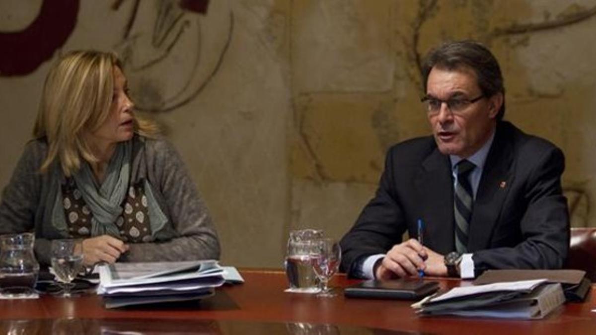 La vicepresidenta del Govern, Joana Ortega, y el 'president', Artur Mas, en la reunión del Consell Executiu del pasado 5 de marzo. ALBERT BERTRAN