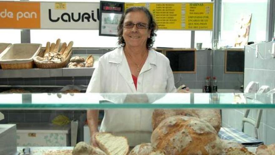 Laurita Galán posa en su despacho de pan de la plaza de Lugo. / Thais R. Paz
