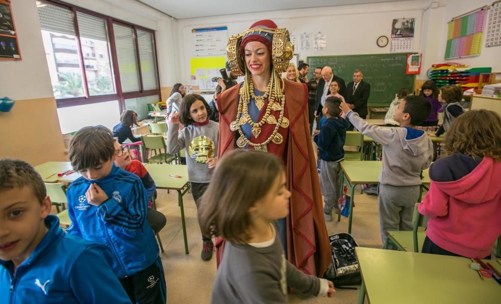 La Dama Viviente visita los colegios de Elche