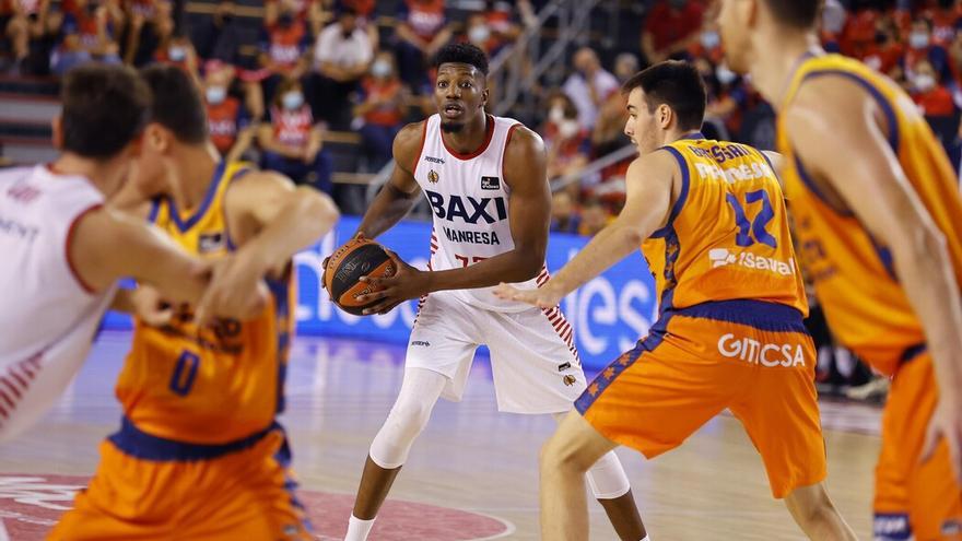 El pivot del Baxi Yankuba Sima busca una passada, en una acció del partit de la primera volta al Nou Congost