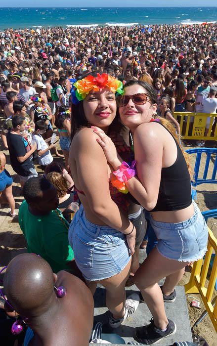 Fiesta de carnaval en la playa