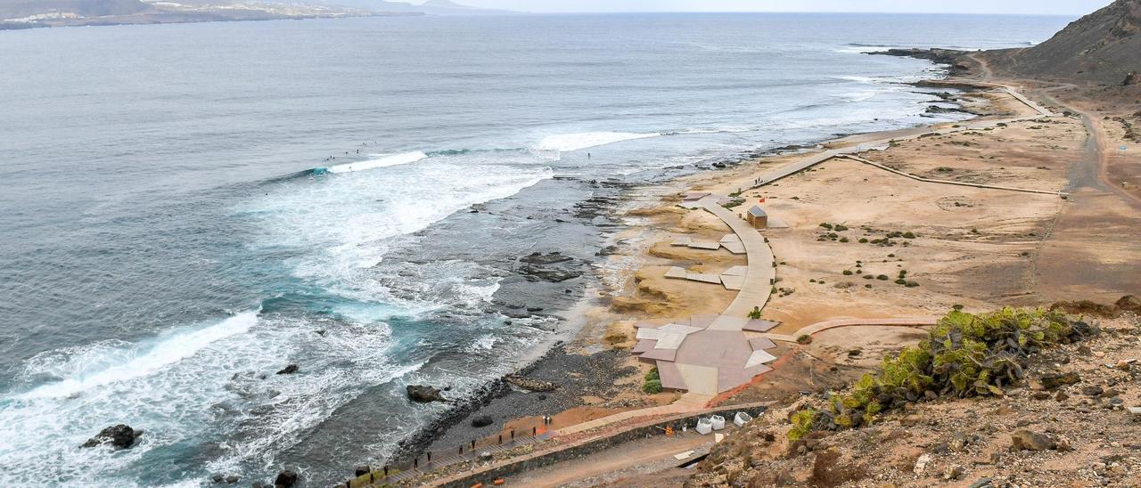 Vista de la playa de El Confital, con las obras que se están realizando en primer término, este lunes.