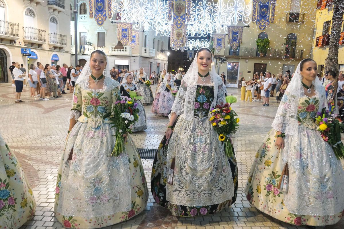 La ofrenda floral es uno de los actos más emotivo.