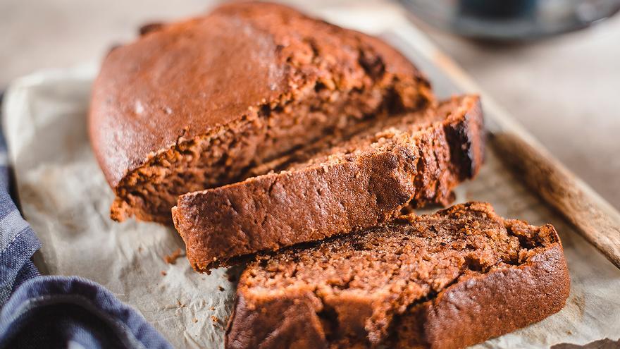 Bizcocho de plátano con chocolate sin harina ni azúcar: prepáralo en pocos minutos