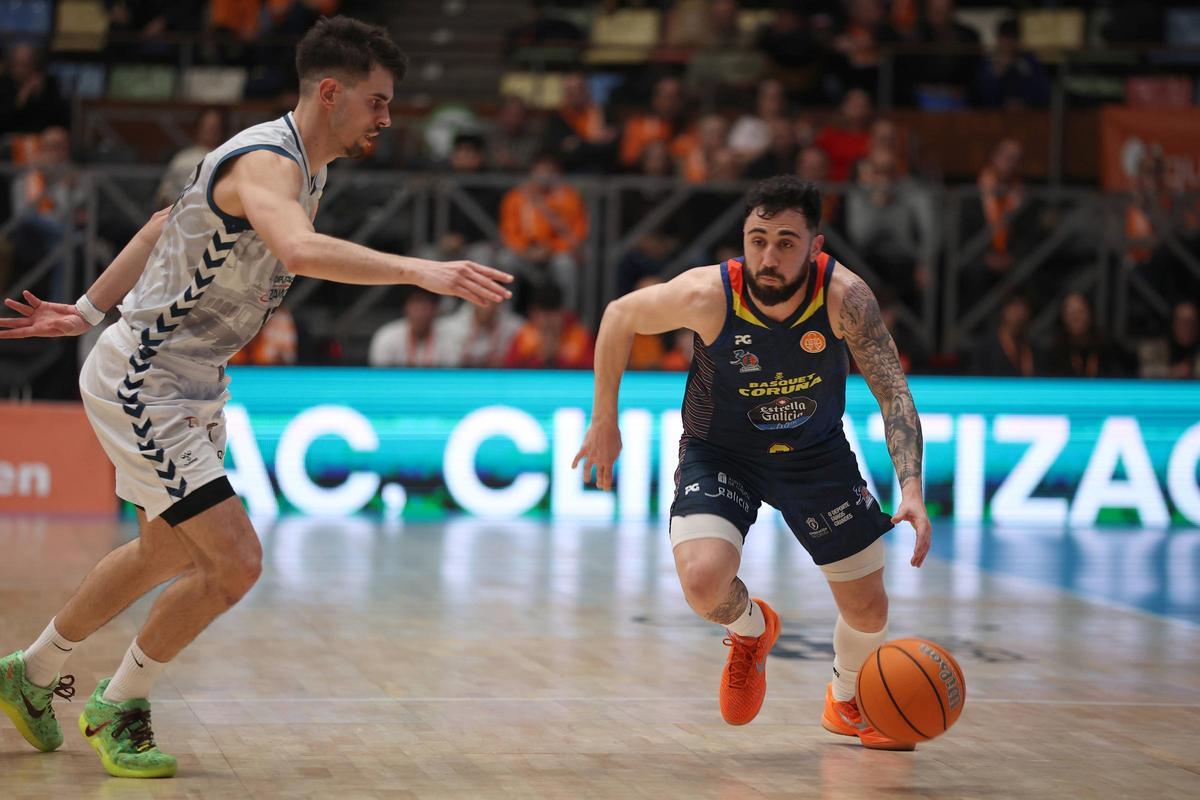 Dídac Cuevas dirige un ataque del Leyma en el Coliseum