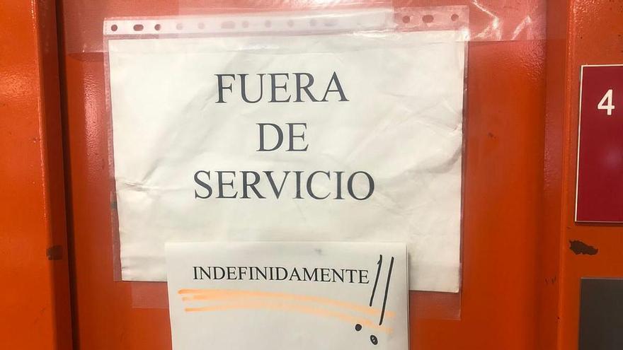 Pacientes atendidos en el hall del centro de salud Fernando el Católico por la avería del ascensor