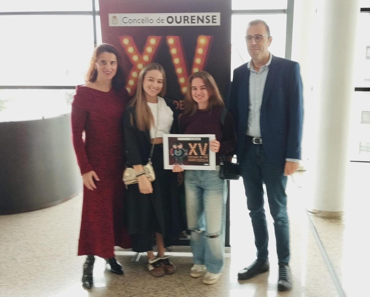 Os profesores Fina Paulos e Óscar Rey con dúas alumnas recibindo o premio en Ourense