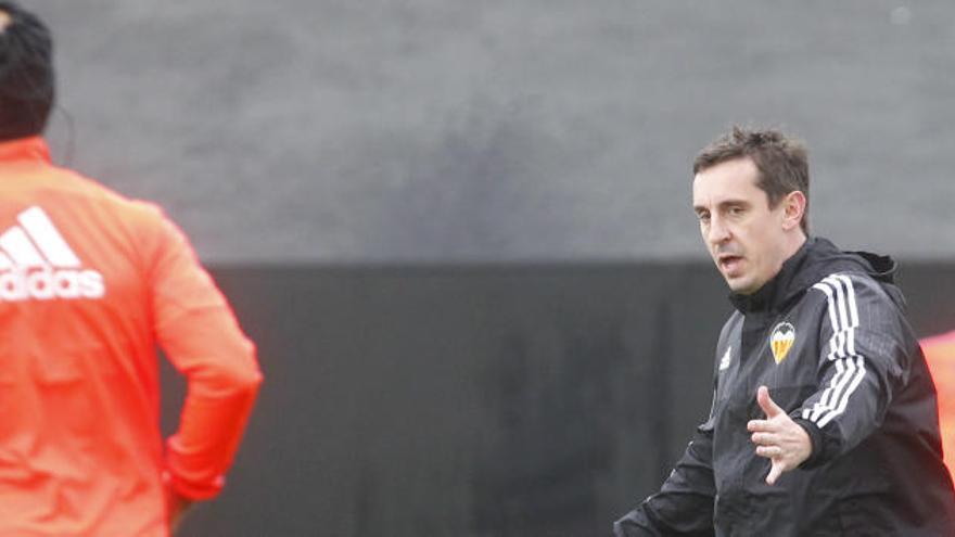 Gary Neville construye desde atrás