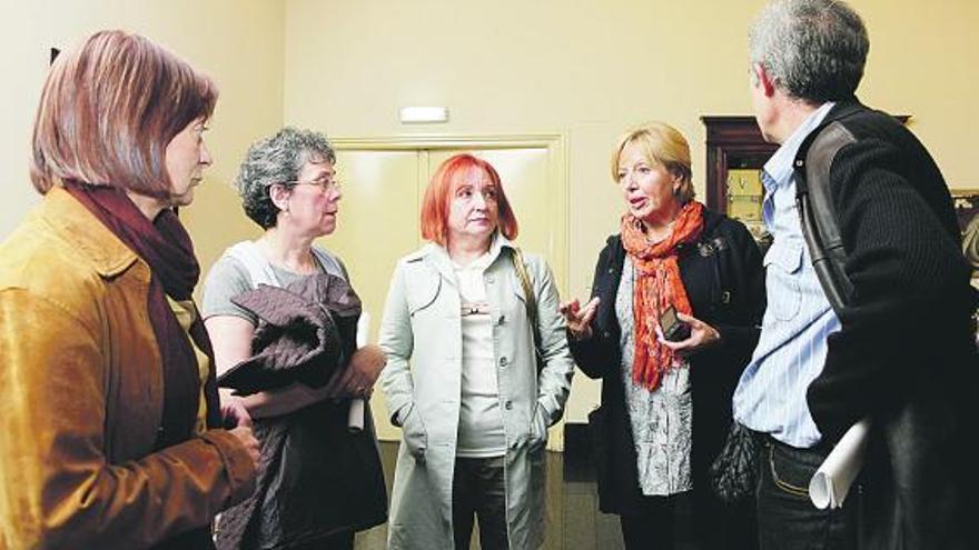 Tita Caravera, segunda por la derecha, con miembros de su candidatura, tras la asamblea general de ayer.