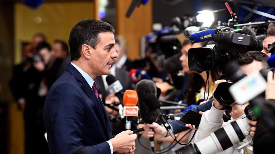 Pedro Sánchez, rodeado de cámaras y micrófonos de los medios de comunicación.