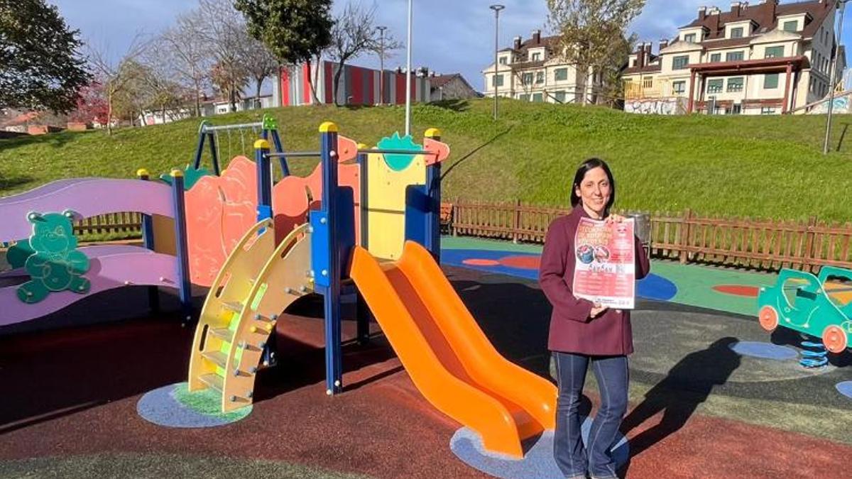 La vicealcaldesa Patricia Suárez, con el cartel de la actividad.
