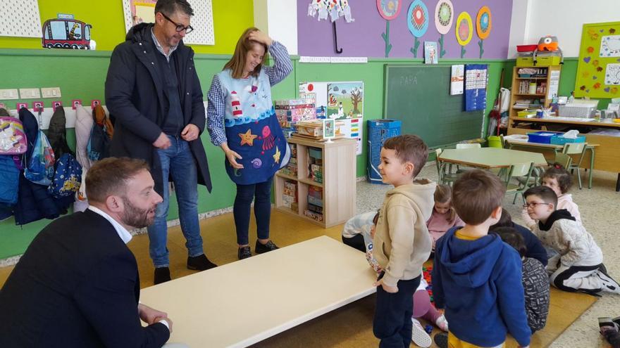 Gonzalo Trenor, izquierda, y Luis Oujo, con alumnos y una profesora del CEIP de Santa Irene de O Son  / xunta