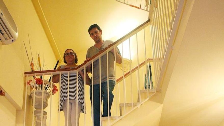Alejandro, con sus padres en el piso de la Junta con escaleras que quieren cambiar por una planta baja.