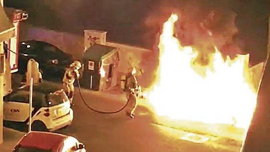 Bomberos sofocan el incendio declarado ayer en la calle Joan Dameto.