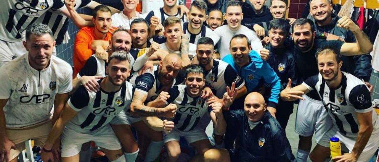 Los jugadores del Castellonense celebran el triunfo que les permit seguir líderes. | LEVANTE-EMV