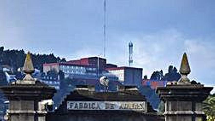 Puerta de acceso a la fábrica de armas.