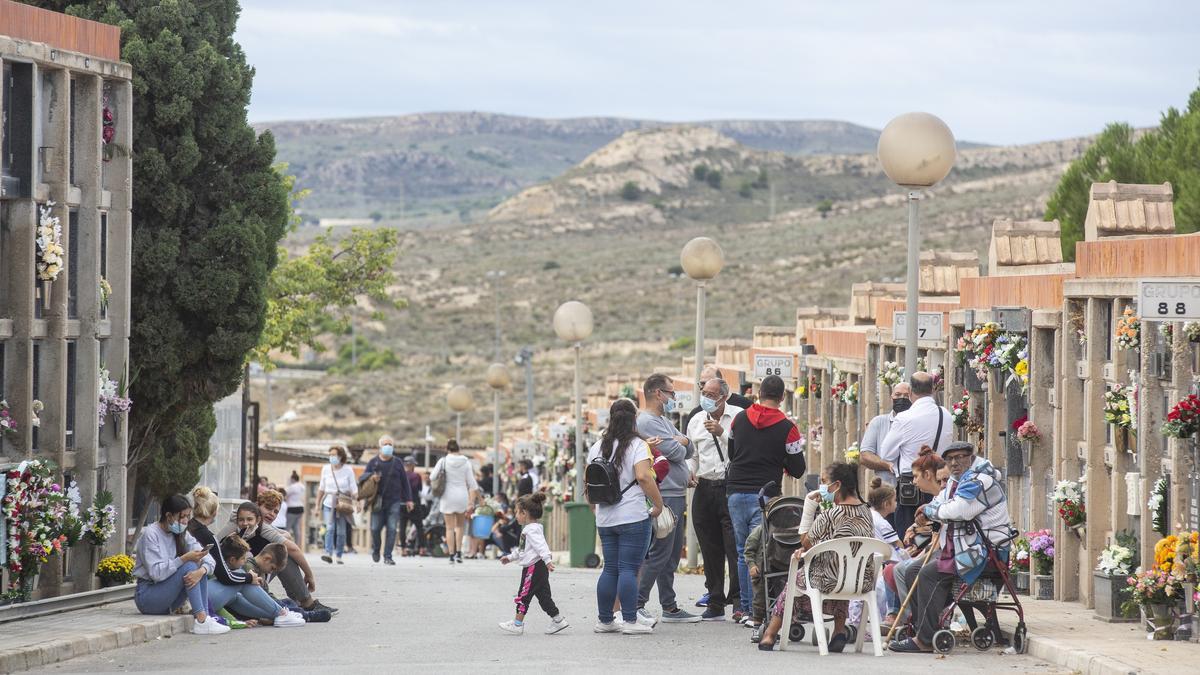 Día de Todos los Santos en el Cementerio de Alicante