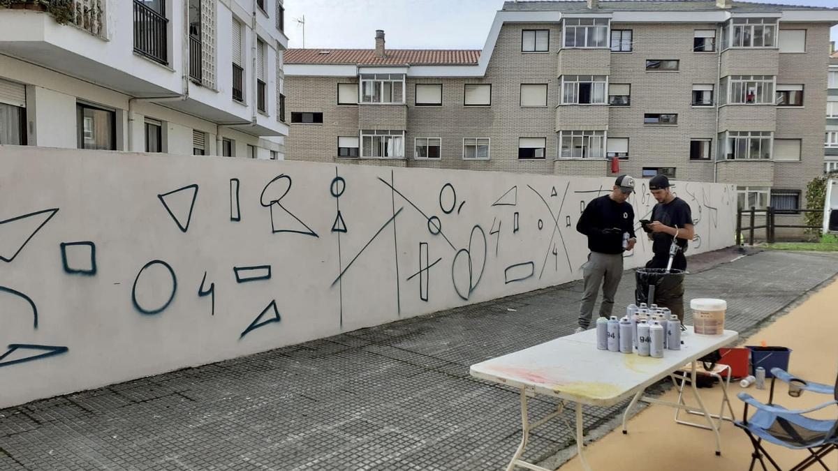 Trabajos de creación del mural infantil en el parque Pedro Braña de Candás