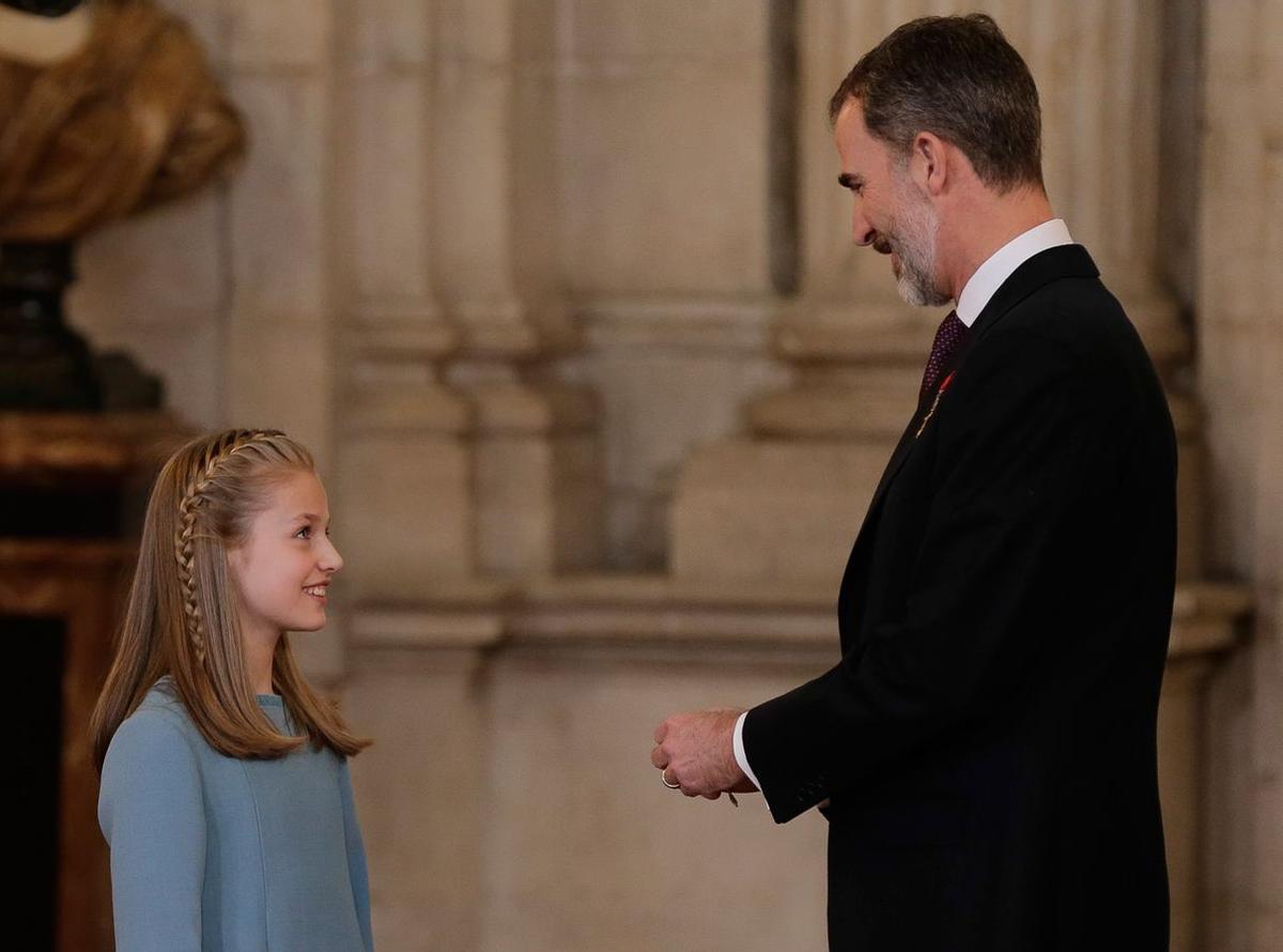 La princesa Leonor recibe sonriente el Toisón de Oro de las manos del rey Felipe VI