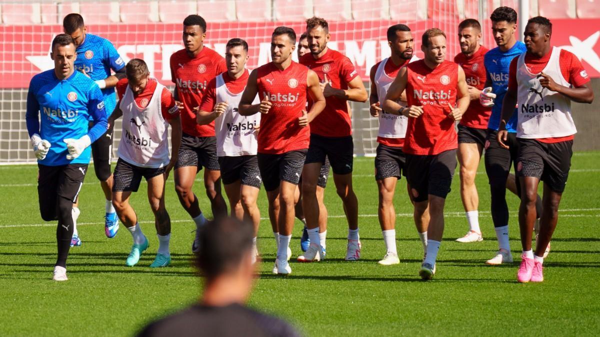 Los jugadores del Girona, durante un entrenamiento