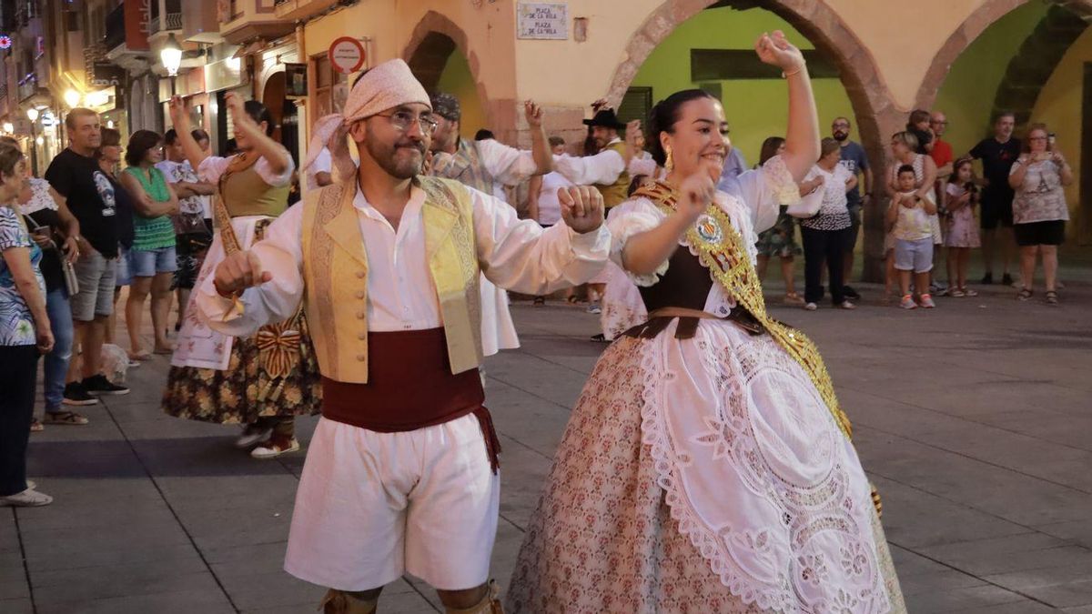 L'alcalde de Vila-real, José Benlloch, vestit amb indumentària típica, amb la reina de les festes, Maria Carmona, durant la cita del ball de plaça de les festes de la Mare de Déu de Gràcia.