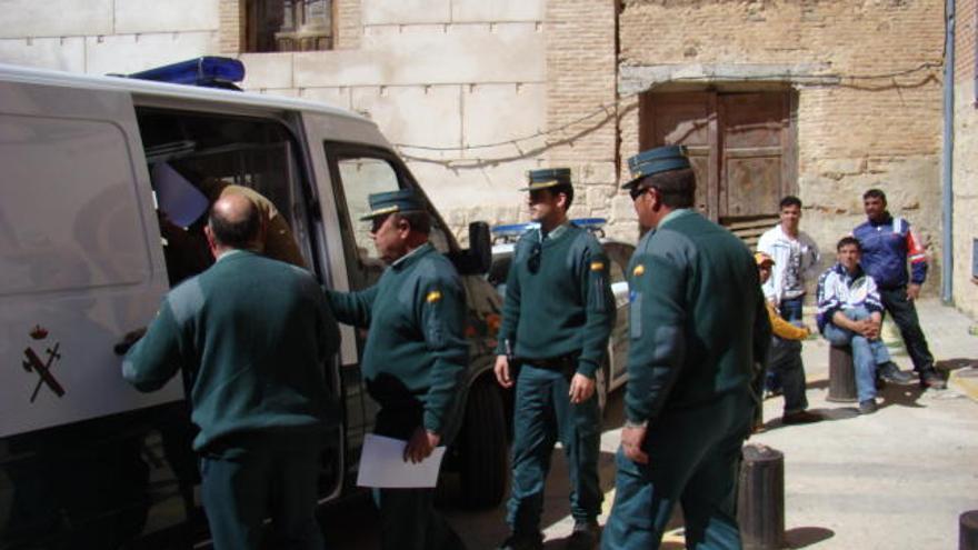 El fratricida Florencio Vaquero entra en el furgón policial tras declarar en el Juzgado de Toro el pasado 24 de marzo.