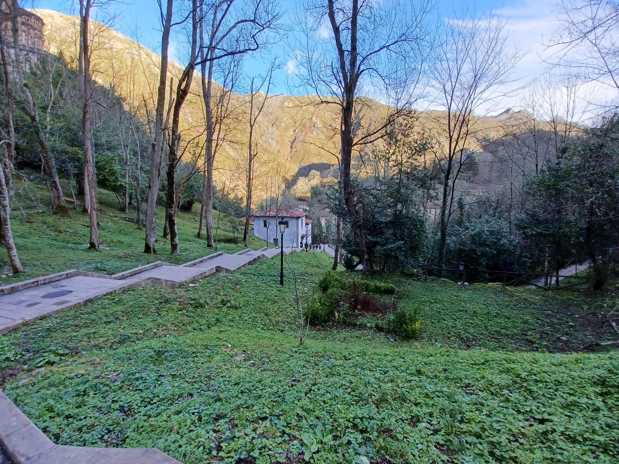 Leones de Papa, jardines de Príncipe y camposanto secreto, las mil y una curiosidades de Covadonga