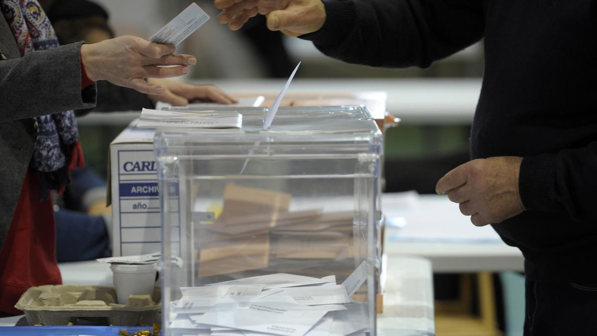 Una persona deposita su voto en una urna, en una imagen de archivo.
