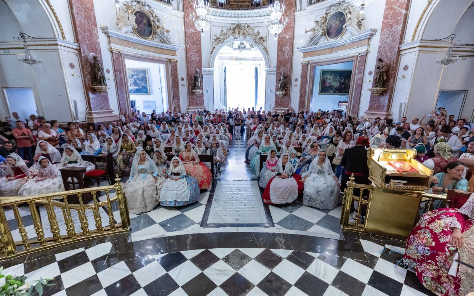 Una Ofrenda en pleno Septiembre con las Fallas del Marítimo