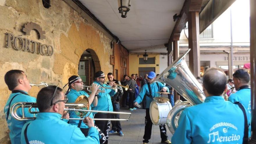 Una charanga anima el ambiente.