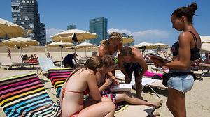 Els 18 xiringuitos de les platges de Barcelona ja serveixen a la sorra.