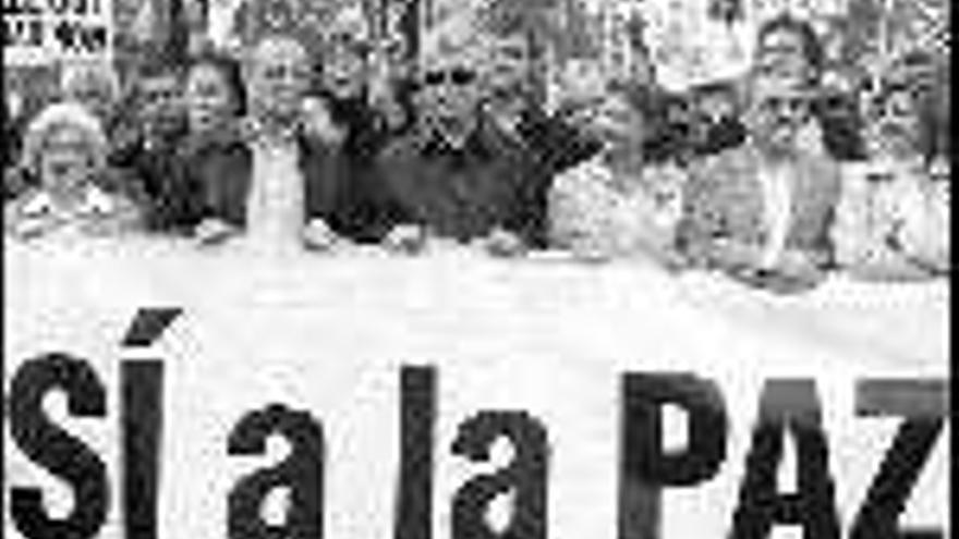 Miguel Sebastián, Pedro Almodóvar y Rafael Simancas portan una de las pancartas, en Madrid. / EFE/ballesteros