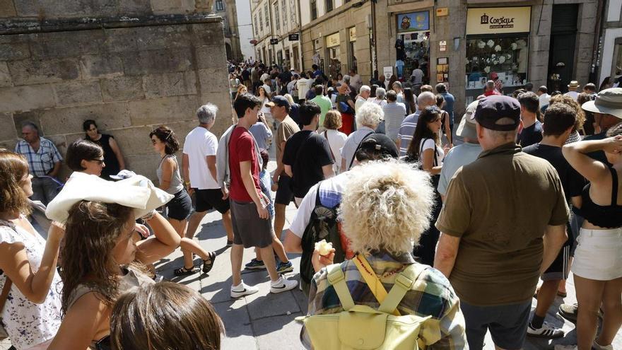 Hartazgo de los vecinos de Santiago ante la masificación turística: «Hai que pedir permiso para circular pola nosa cidade»